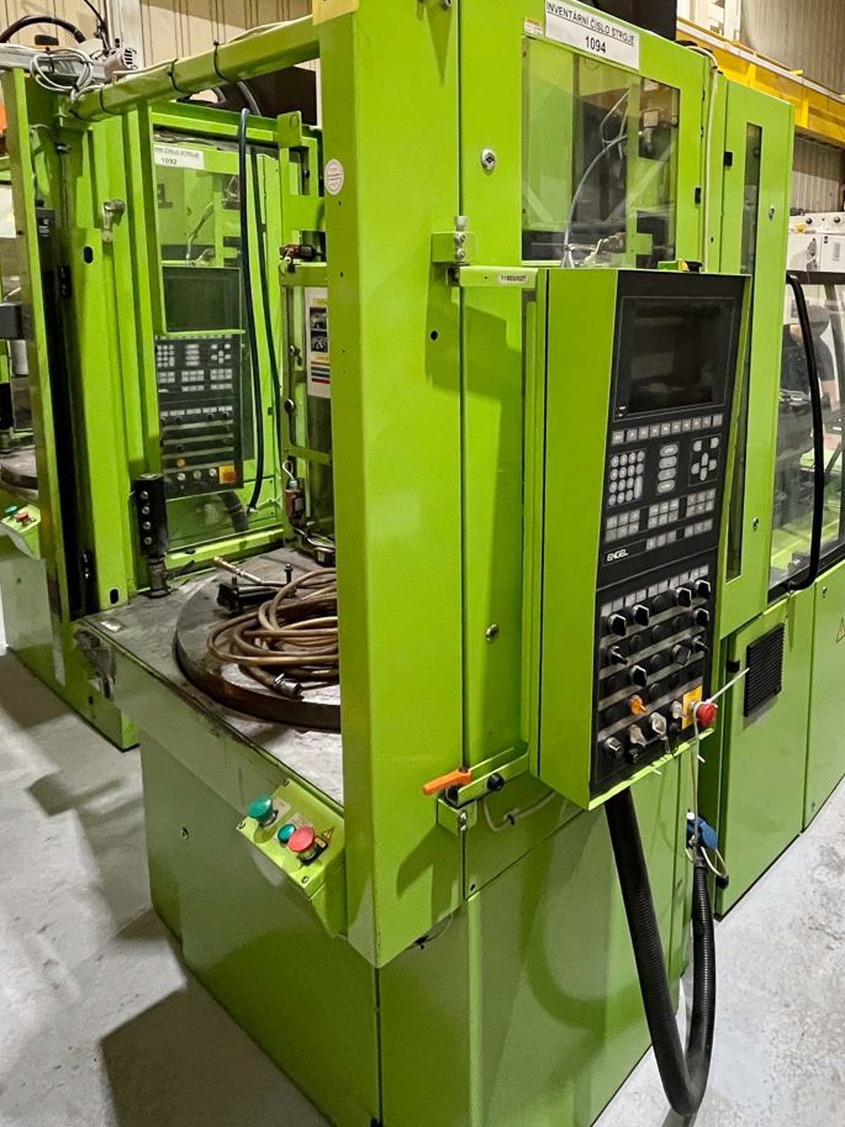 ENGEL INSERT 330H / 90 90t vertical injection molding machine (2004) id11263